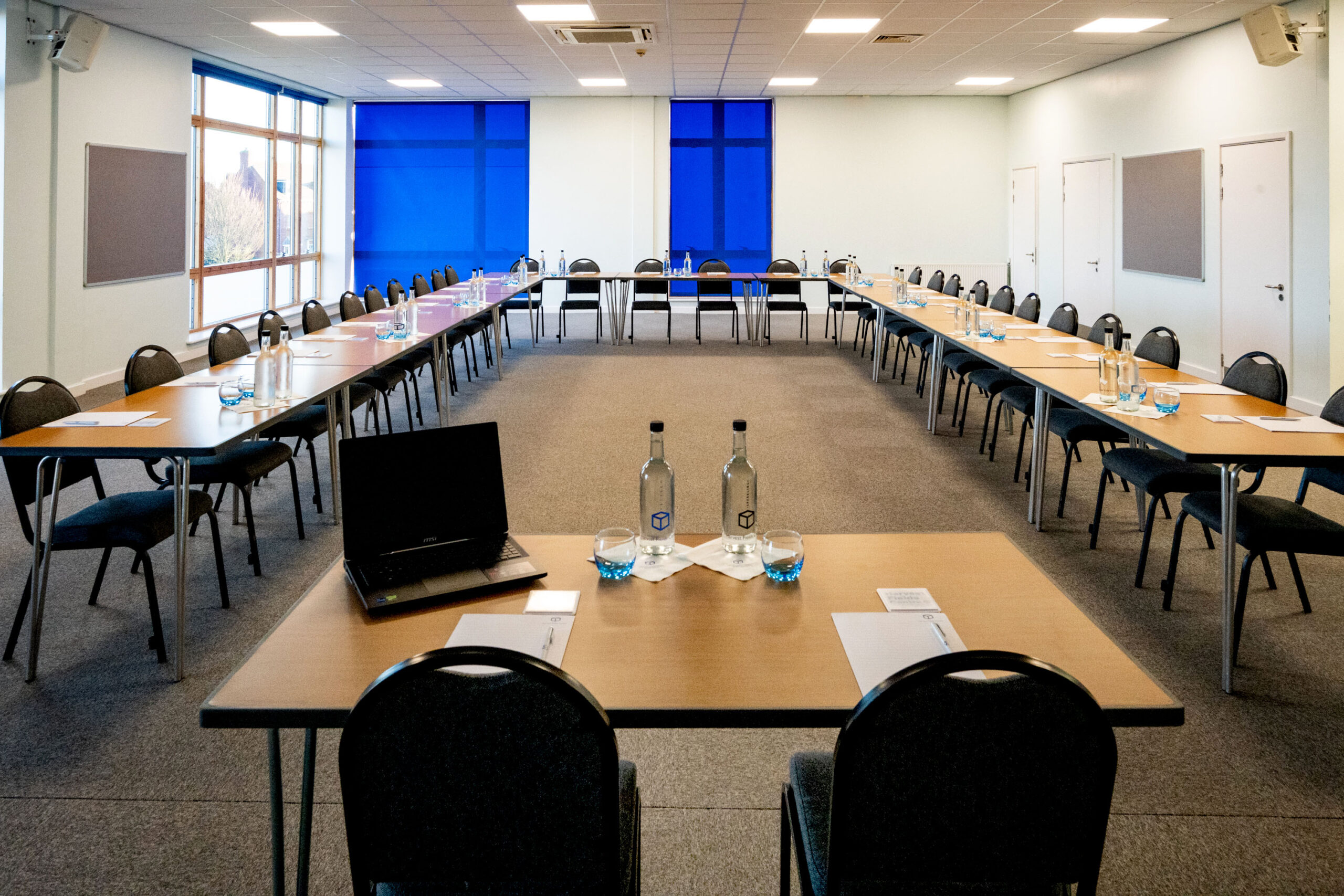 room-1-ushape-trainers-desk