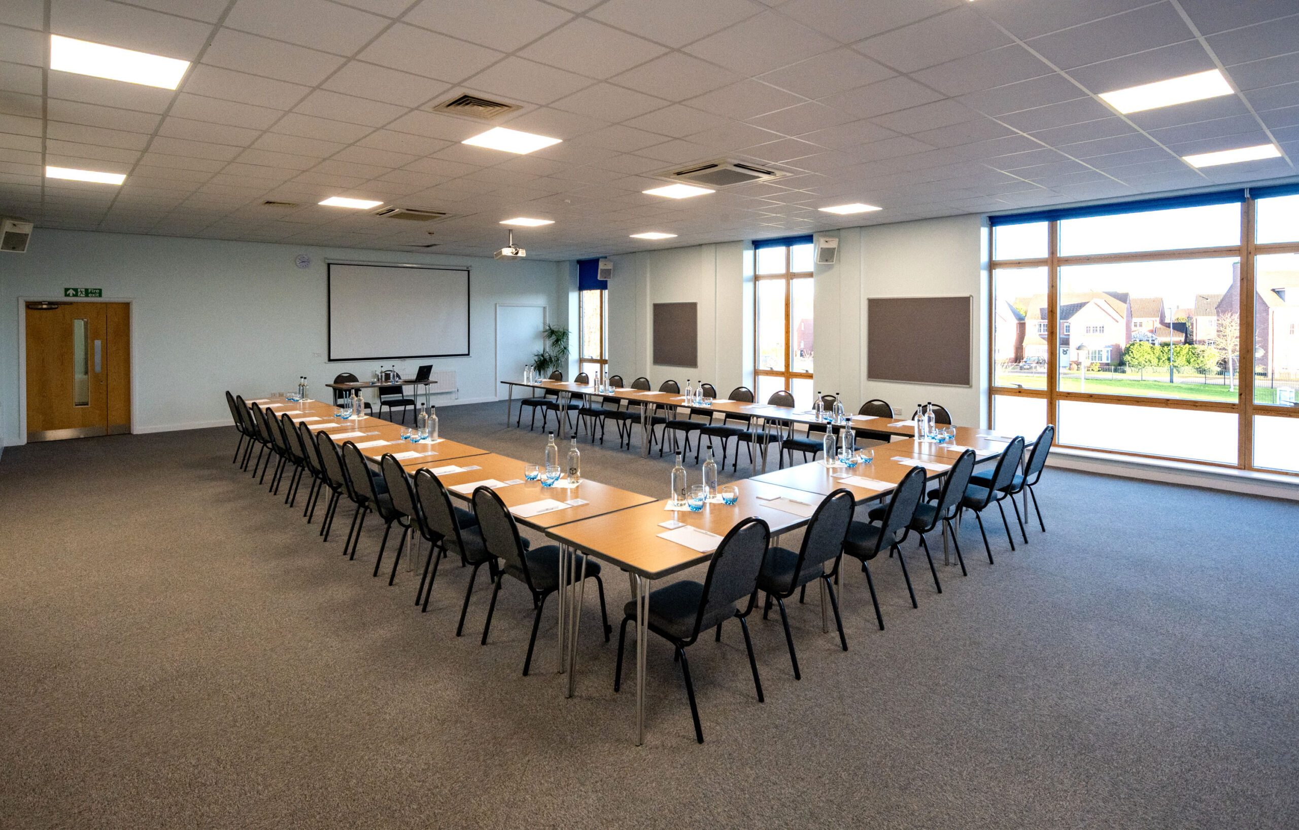 room-1-ushape-natural-light-training-layout